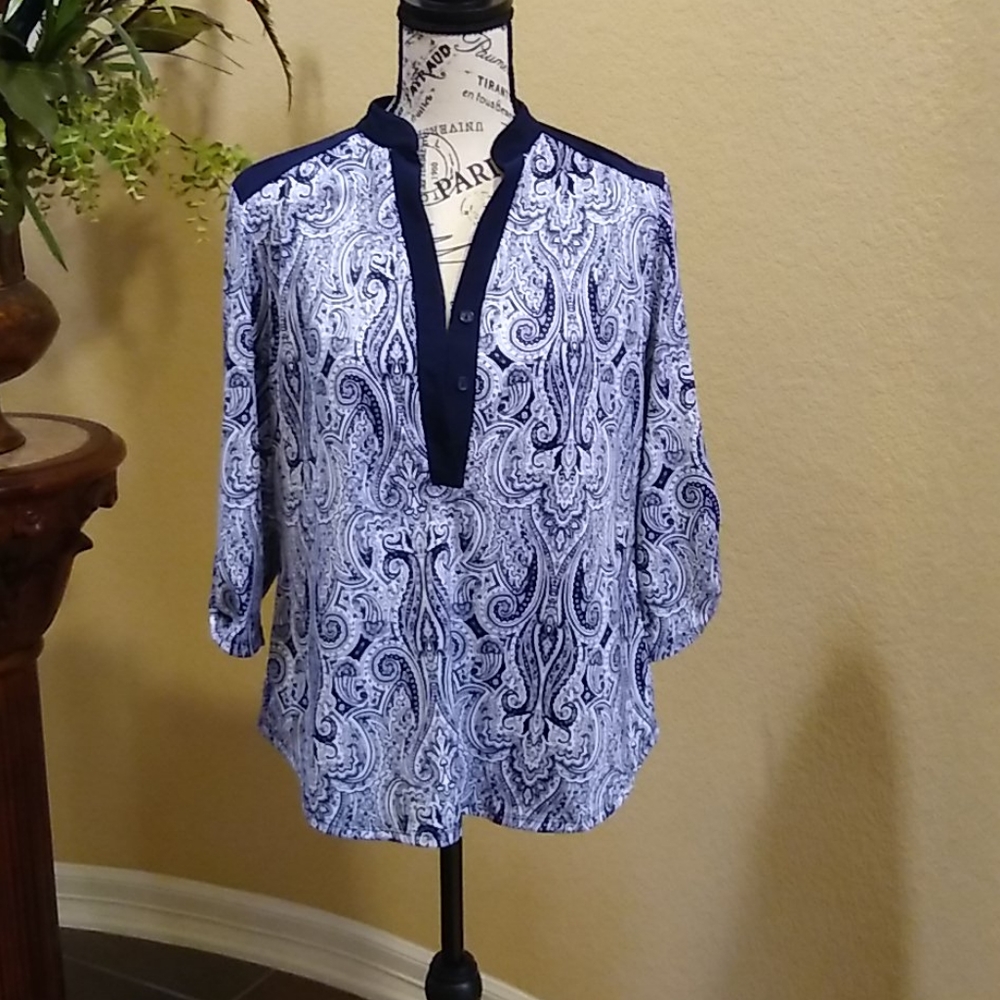 Silky feel cute paisley top
